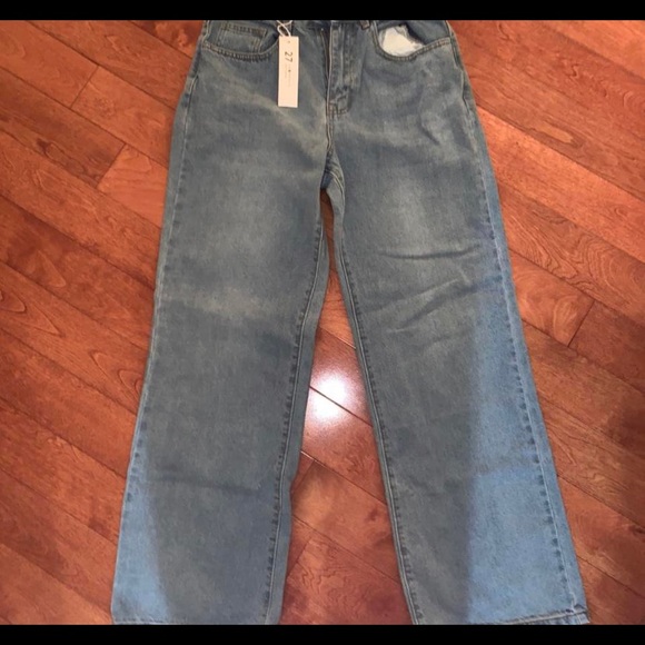 LIGHT WASH JEANS - Picture 3 of 4
